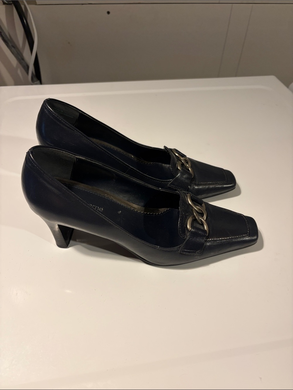 Liz Claiborne Navy Chain-Trim Mid Heel Pumps